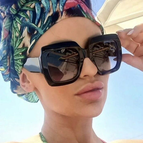 Dame oversized kvadratisk solbrille med markant skjoldpatt-design Luvikno