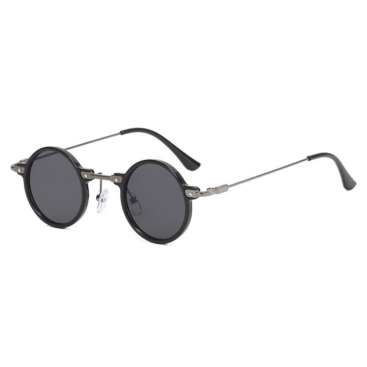 Dame rund solbrille med moderne metallramme og store blå linser Luvikno