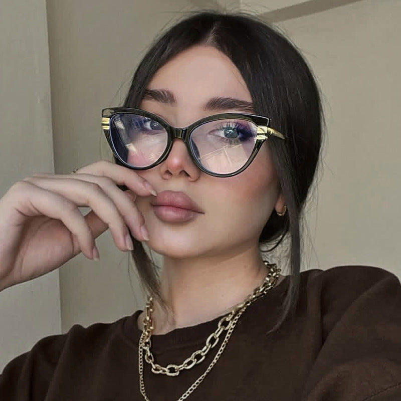 Dame Cat-Eye solbriller med elegant plastramme og gullaccentuer Luvikno