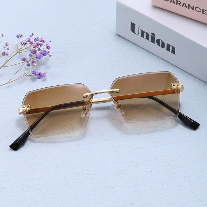 Damer moterik firkantet solbrille med elegant metallramme Luvikno