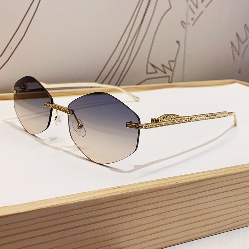 Dame ekstravagant solbrille med glitrende aksenter Luvikno