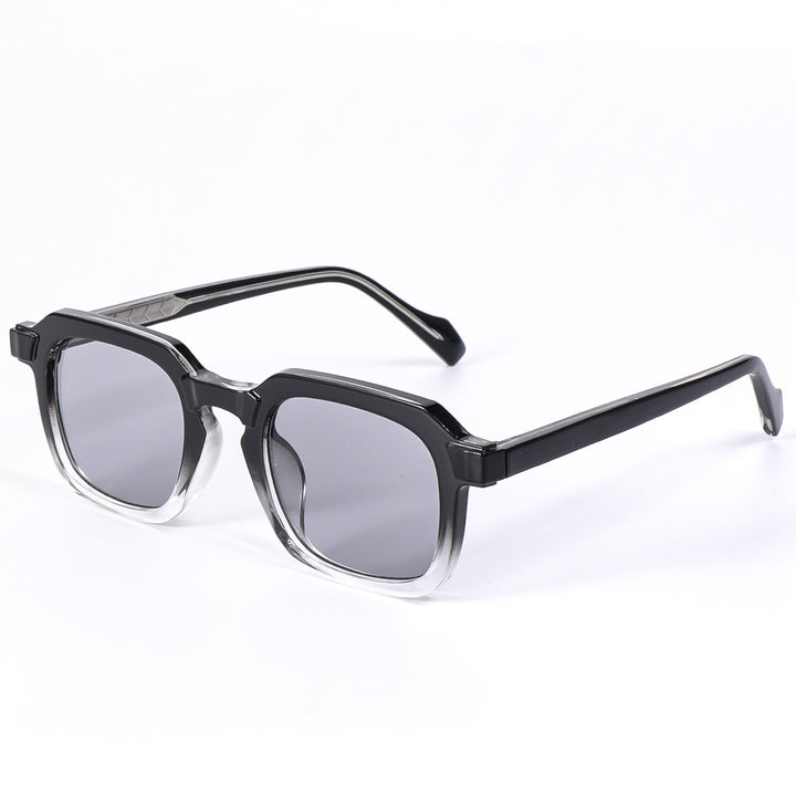 Dame moteriktig solbrille i elegant, kantet design Luvikno