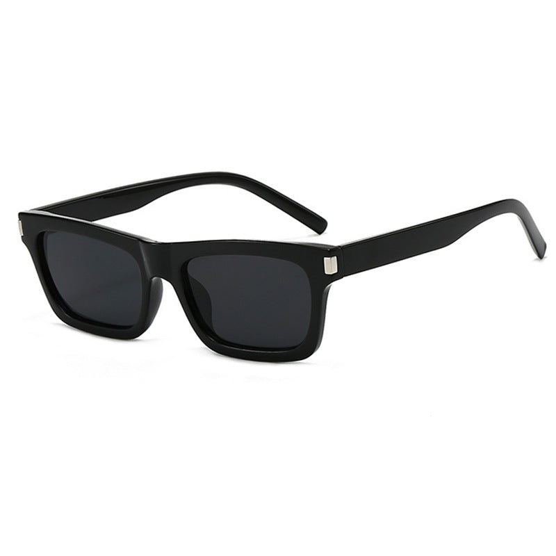 Dame kvadratisk solbrille med transparente linser og stillegant design Luvikno