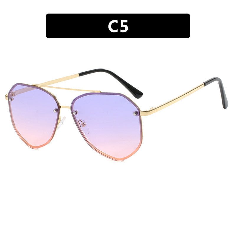 Dame geometrisk solbrille med filigran ramme Luvikno
