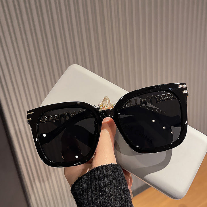 Damer trendy kvadratiske solbriller med elegant ramme og stilig gullakent Luvikno