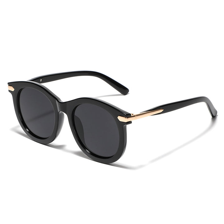 Dame moteriktig solbrille med gjennomsiktig ramme og gull accenter Luvikno