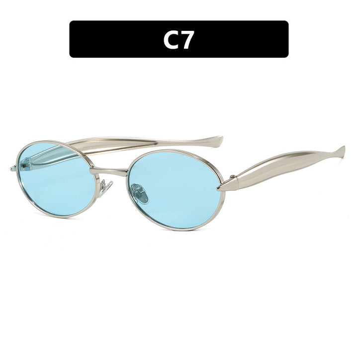 Dame moteriktig solbrille med oval ramme og glitrende detaljer Luvikno
