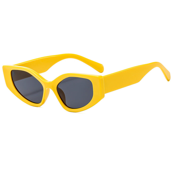 Dame moteriktig solbrille med moderne, vidvinklet ramme Luvikno