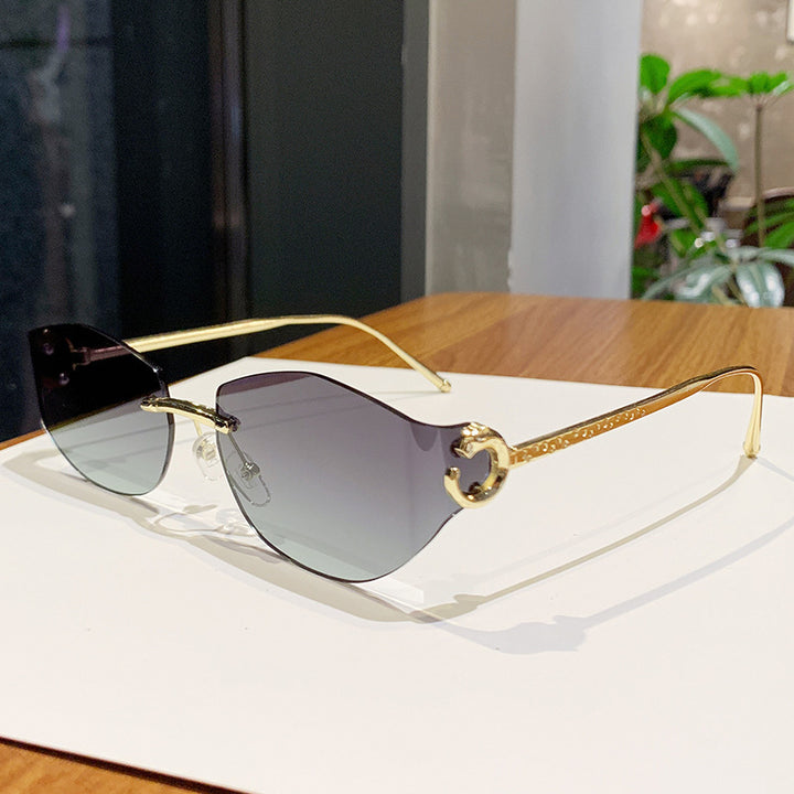 Dame moteriktig solbrille med innovativt sjakkert design Luvikno