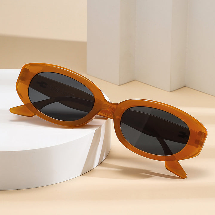 Dame moteriktig solbrille med moderne, oval ramme Luvikno