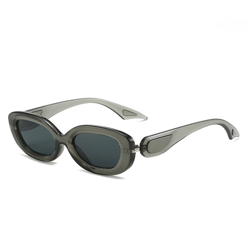 Dame moteriktig solbrille med stilfull, buet ramme Luvikno