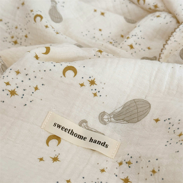 Unisex Musselinteppe med delikat blomsterdesign og elegante volanger Luvikno