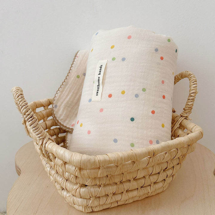 Unisex Musselinteppe med delikat blomsterdesign og elegante volanger Luvikno