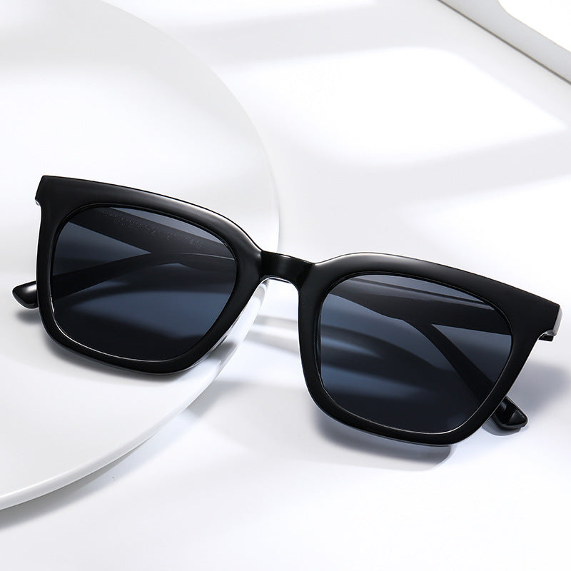 Dame moteriktig solbrille med kraftig dyremotiv Luvikno
