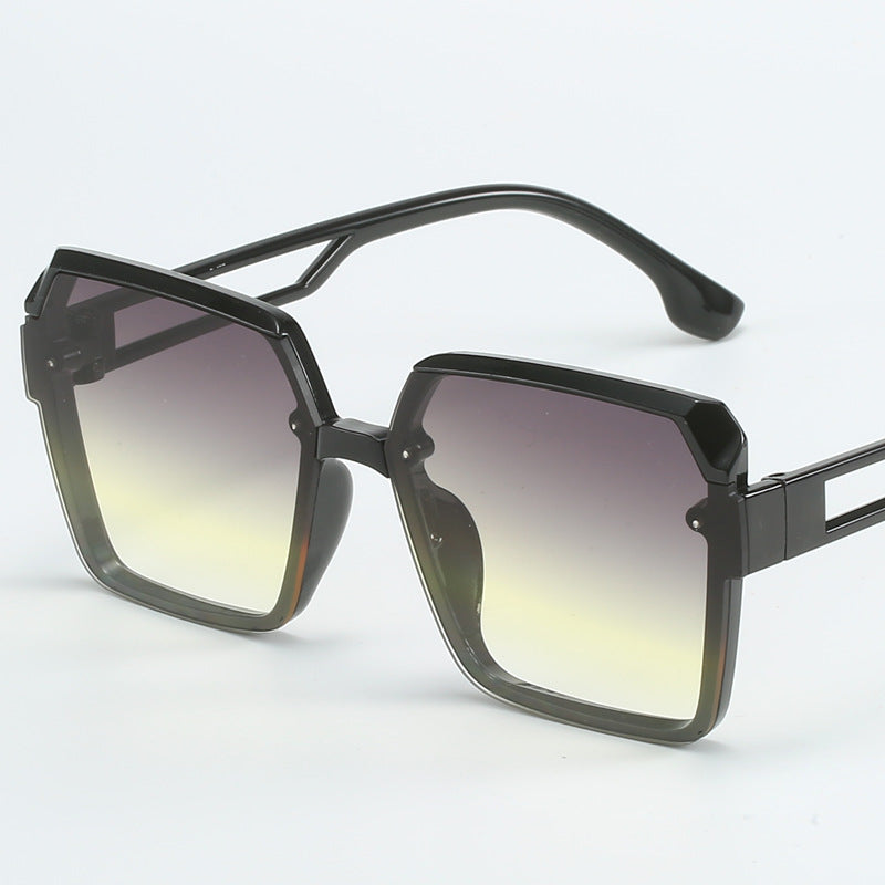 Dame moteriktig kvadratisk solbrille med filigran design Luvikno