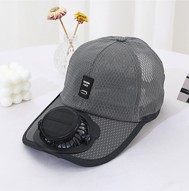Ventilert baseball cap med integrert solfan i visiret og pustende nett Luvikno