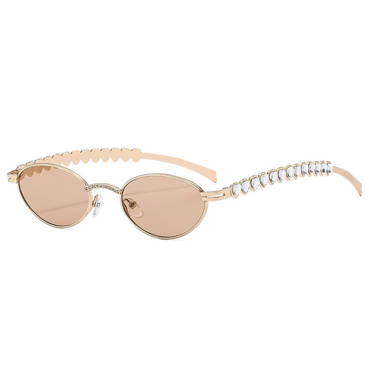 Dame moteriktig solbrille med dekorativ ramme og stilige detaljer Luvikno