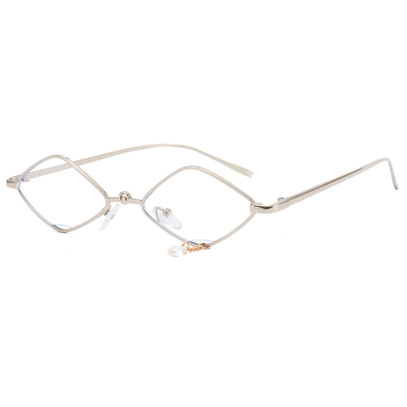 Dame moteriktig solbrille med fasettert ramme Luvikno