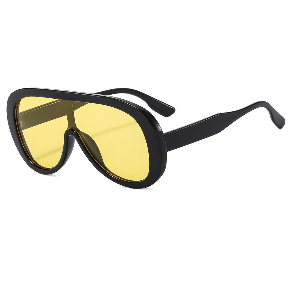 Dame moteriktig solbrille med bred ramme Luvikno