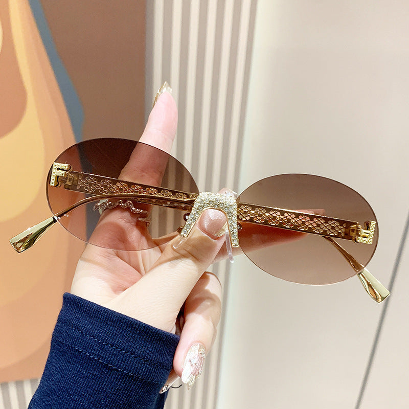 Dame solbrille med glitrende ramme og ovale glass Luvikno