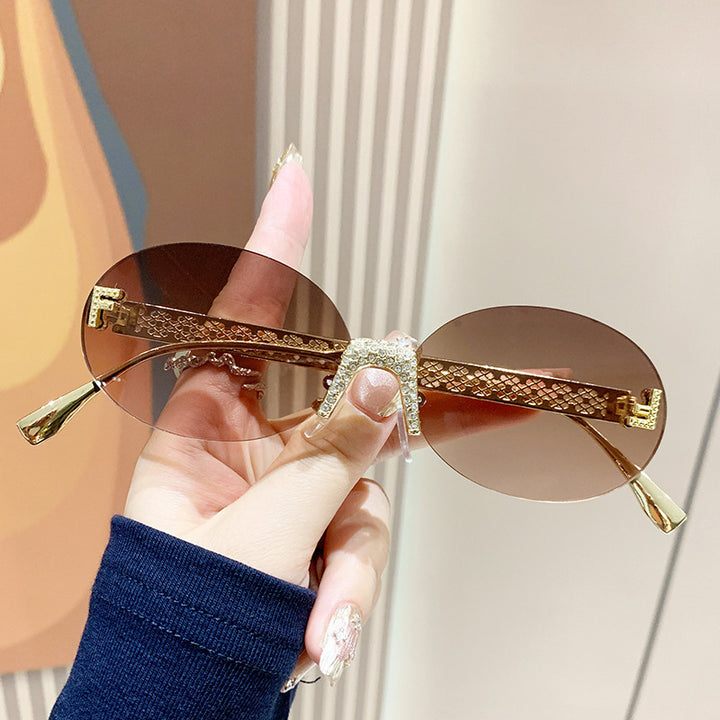 Dame solbrille med glitrende ramme og ovale glass Luvikno