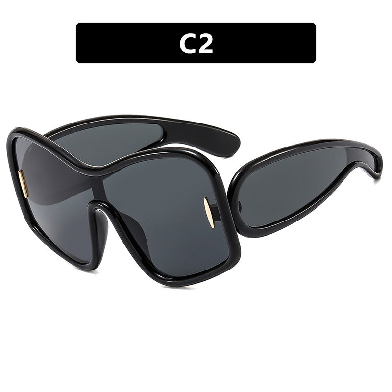 Dame futuristisk solbrille med ekstra bred design og beskyttende UV-filter Luvikno