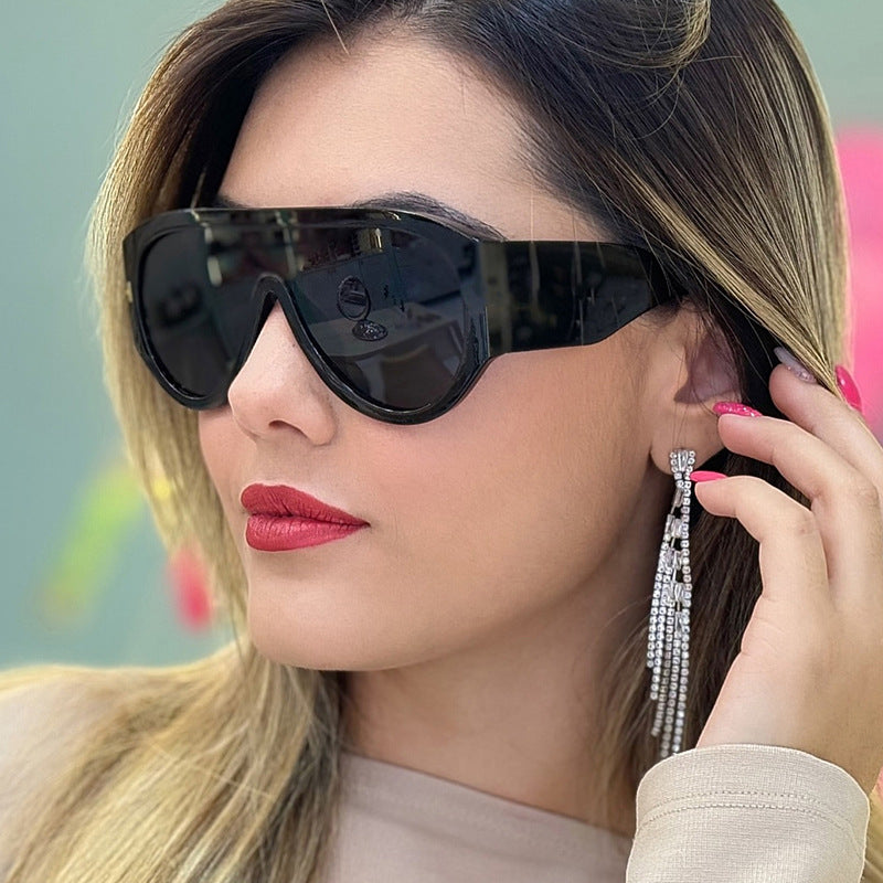 Dame moteriktig solbrille med bred glamourøs ramme og UV-beskyttelse Luvikno