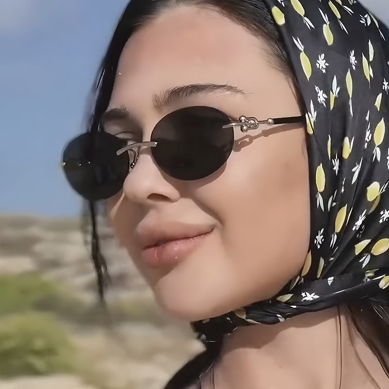 Dame oval solbrille med luksuriøs metallramme og speilbelagte glass Luvikno