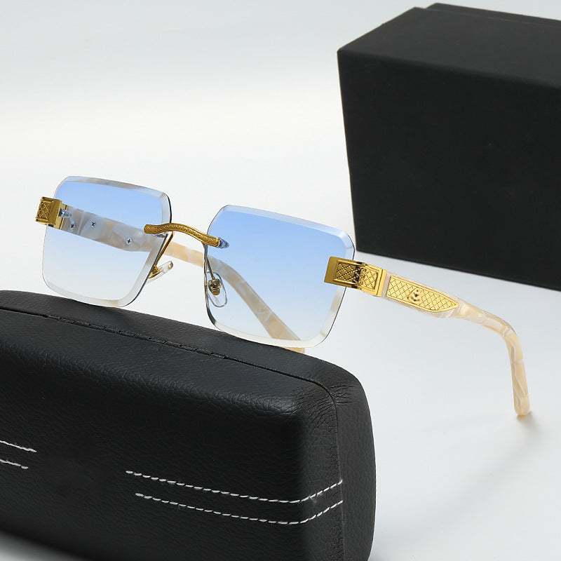 Damer elegant solbrille med luksuriøs, glitrende ramme Luvikno