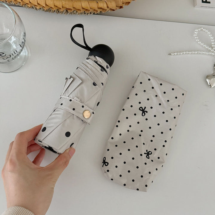 Dame kompakt paraply med stilfull prikkedesign Luvikno