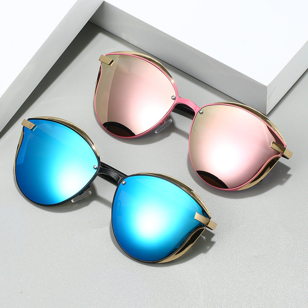 Dame solbrille med luksuriøs metallramme og harmonisk kontur Luvikno