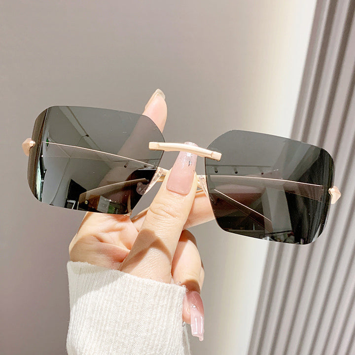 Dame moteriktig kvadratisk solbrille med dekorert metallramme Luvikno