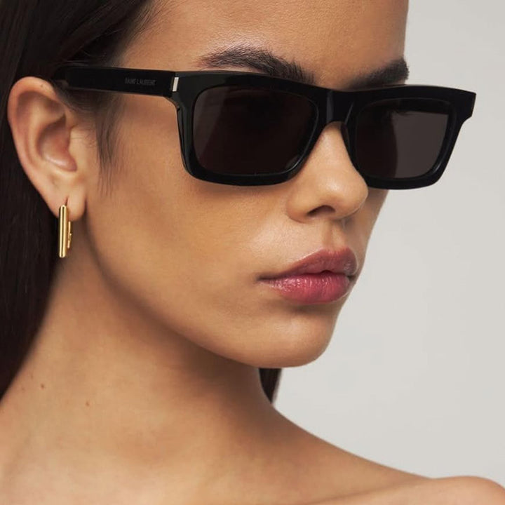 Dame kvadratisk solbrille med transparente linser og stillegant design Luvikno