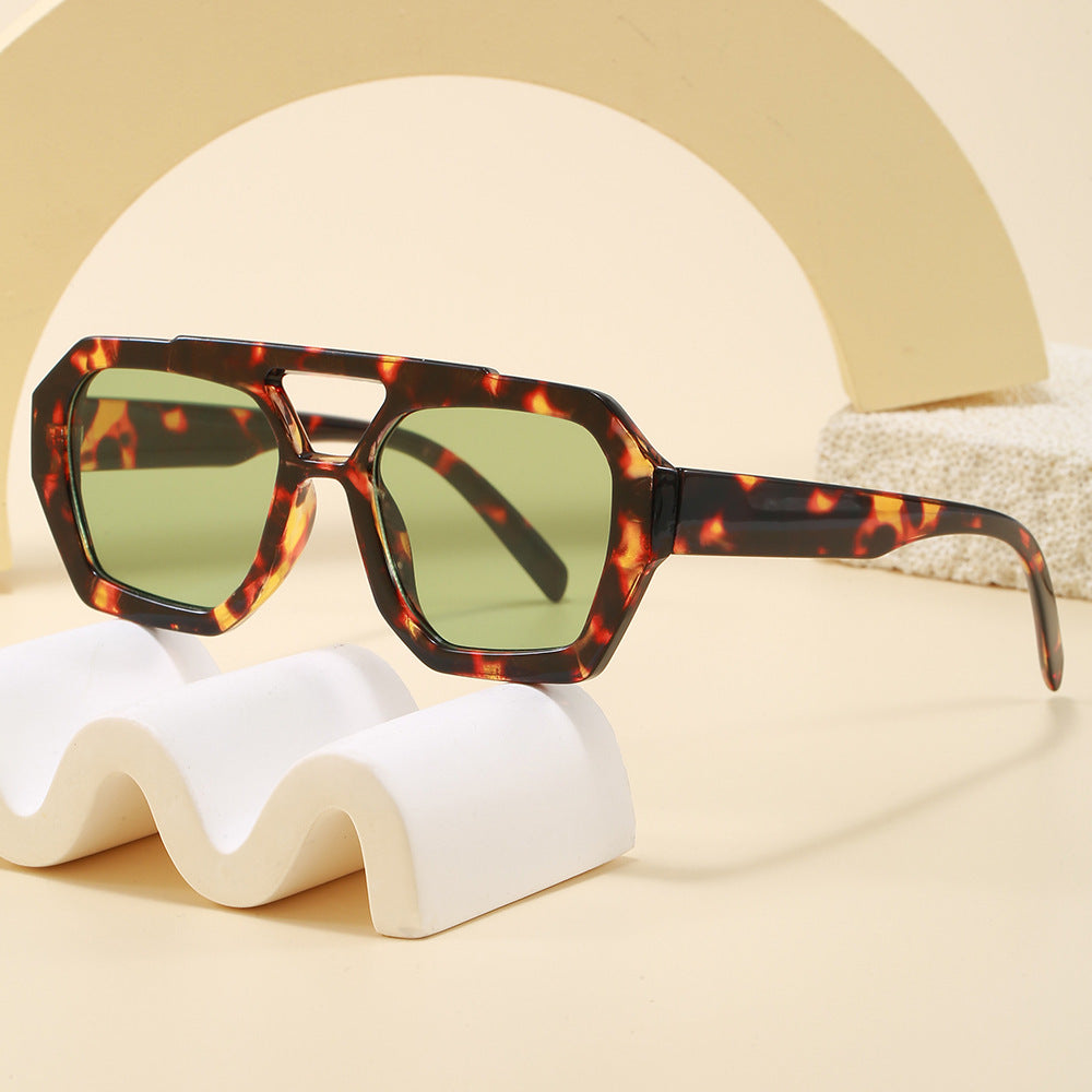Dame geometrisk solbrille i ekstravagant design Luvikno