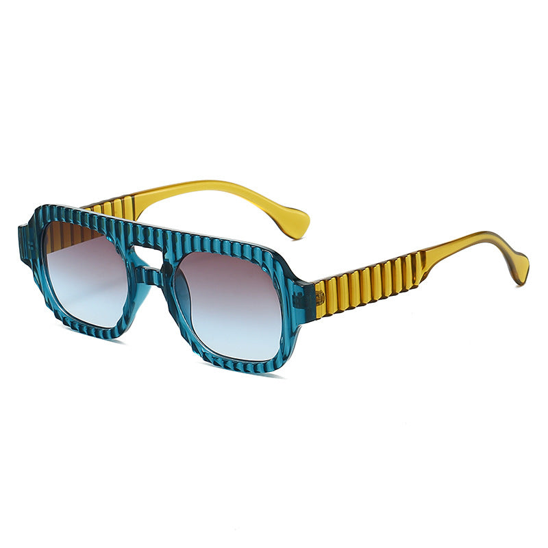 Dame moteriktig solbrille i futuristisk design med strukturert ramme Luvikno