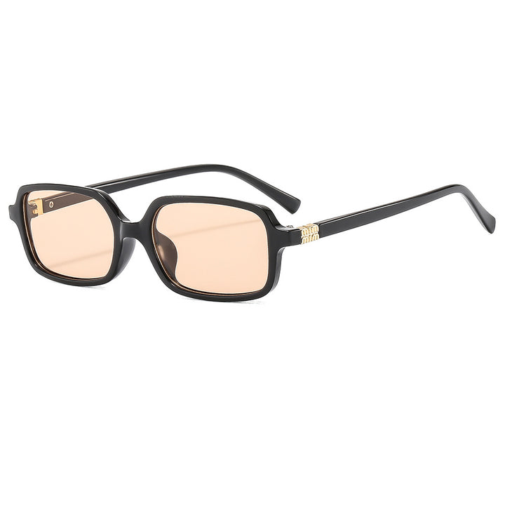 Dame moteriktig solbrille med elegant plastramme og originalt design Luvikno