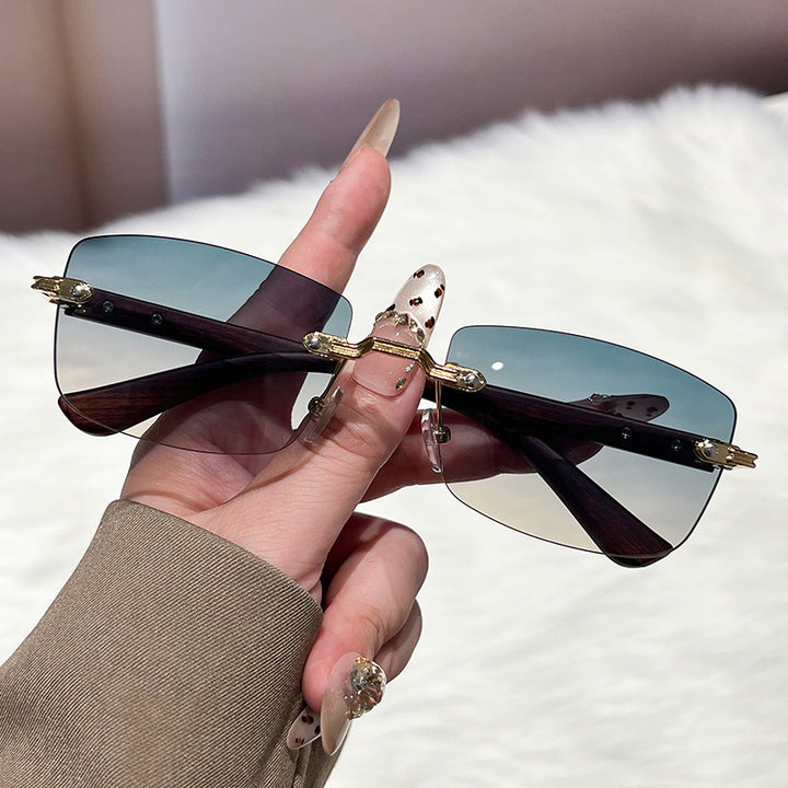 Dame ekstravagant moteriktig solbrille med innovativ ramme Luvikno