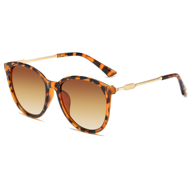 Dame Moderne Cat-Eye Solbriller med speilende glass Luvikno