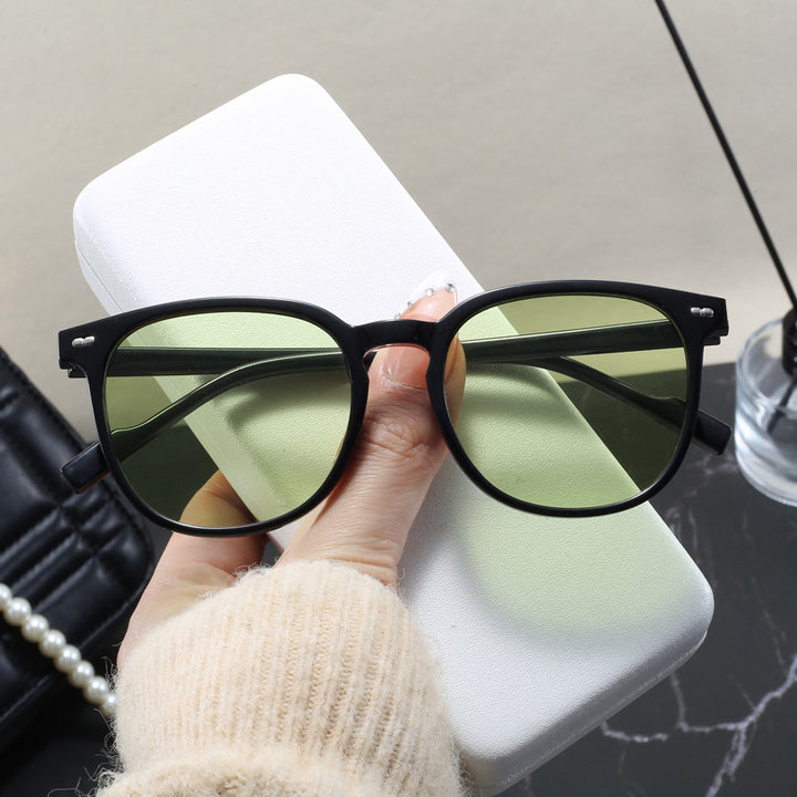 Dame stylish solbrille med transparent ramme og elegant design Luvikno