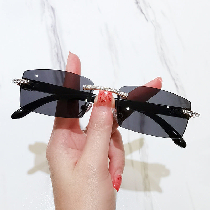 Dame elegant solbrille med unik ramme Luvikno