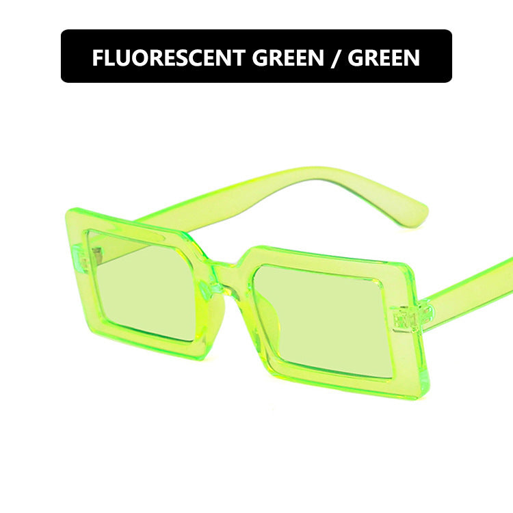 Dame kvadratisk solbrille med moderne, bred ramme og beskyttende UV-filter Luvikno