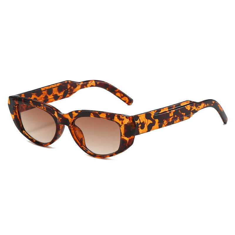 Dame moteriktig solbrille i cat-eye stil med eksentrisk silhuett Luvikno