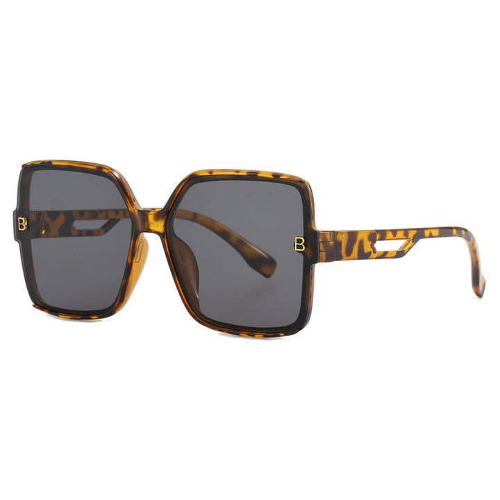 Dame moteriktig oversized solbrille med ekstravagante aksenter Luvikno