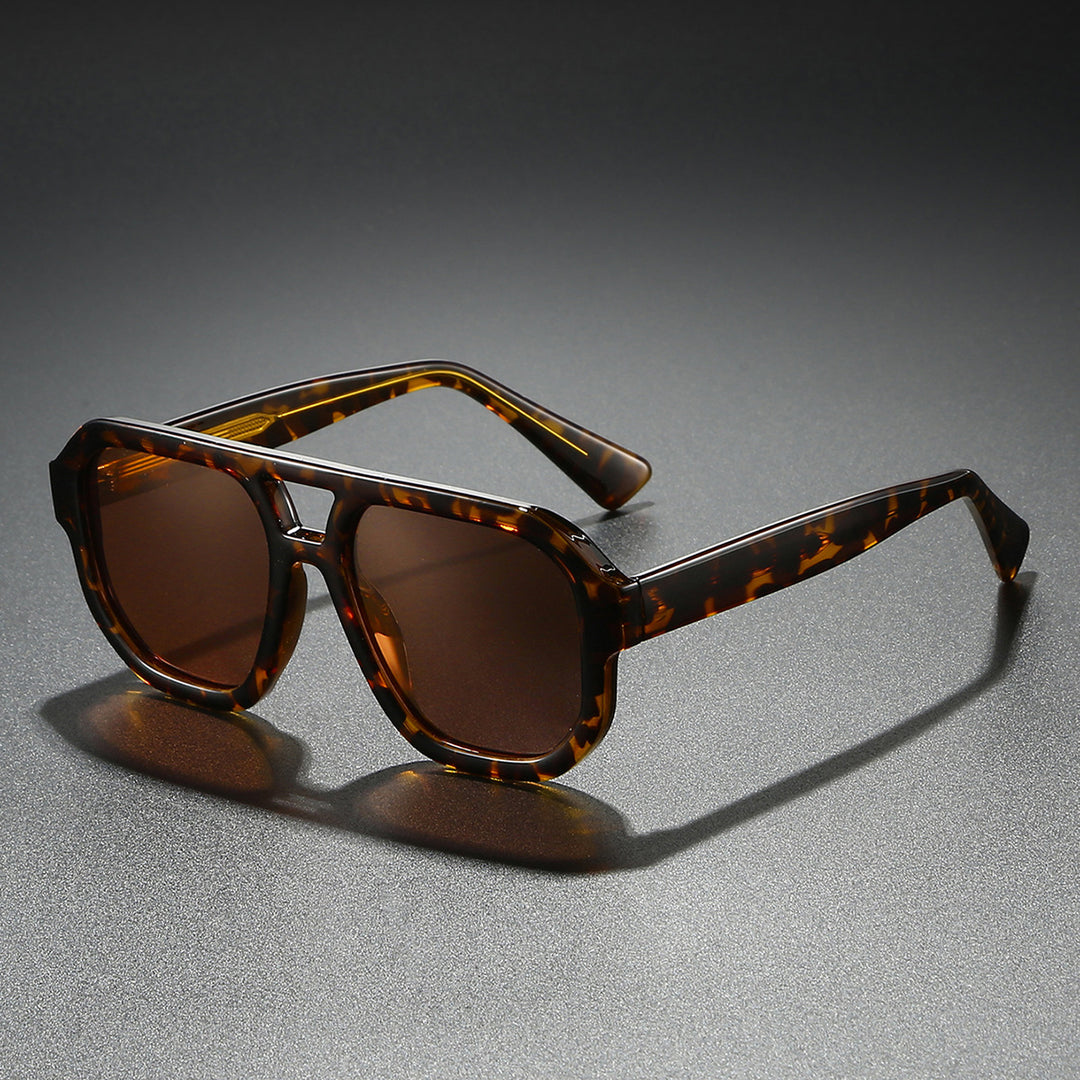 Dame solbrille i moderne urban design med bred kant Luvikno
