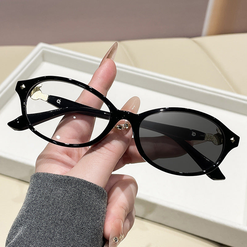 Dame motekunstig brille i elegant ova-design med gyldne aksenter Luvikno