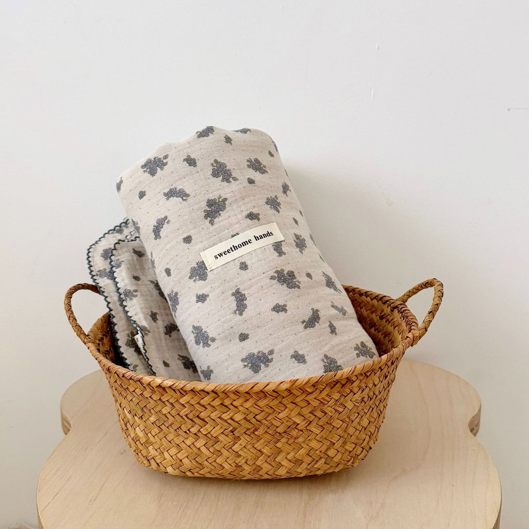 Unisex Musselinteppe med delikat blomsterdesign og elegante volanger Luvikno