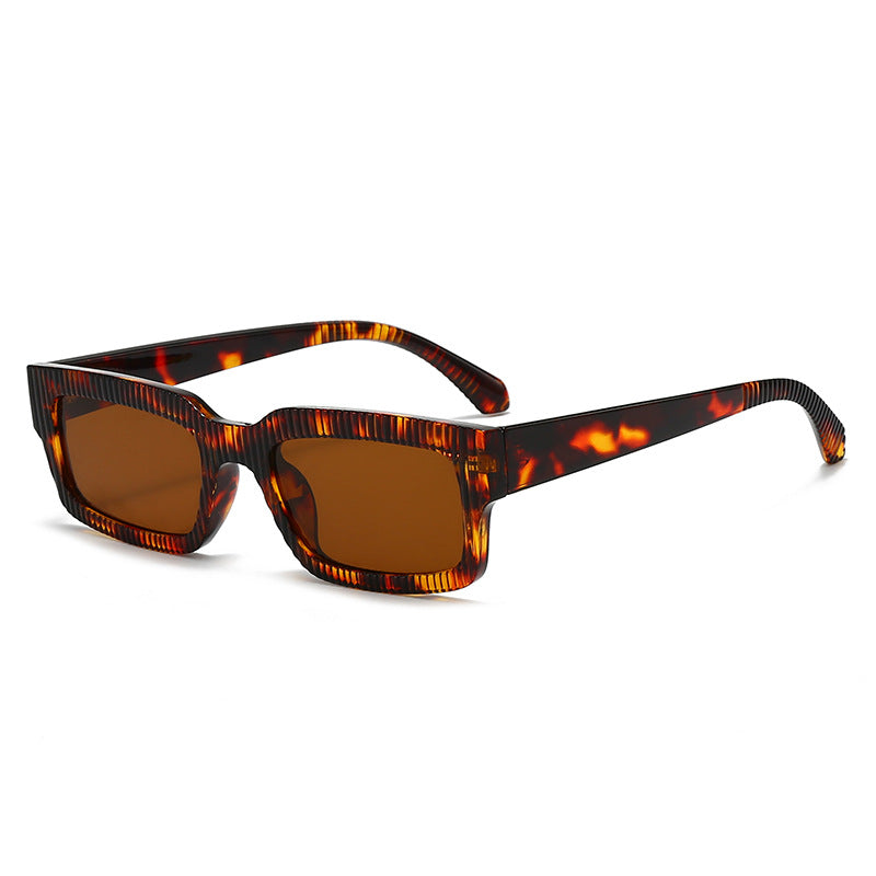 Dame moteriktig solbrille med geometrisk ramme Luvikno