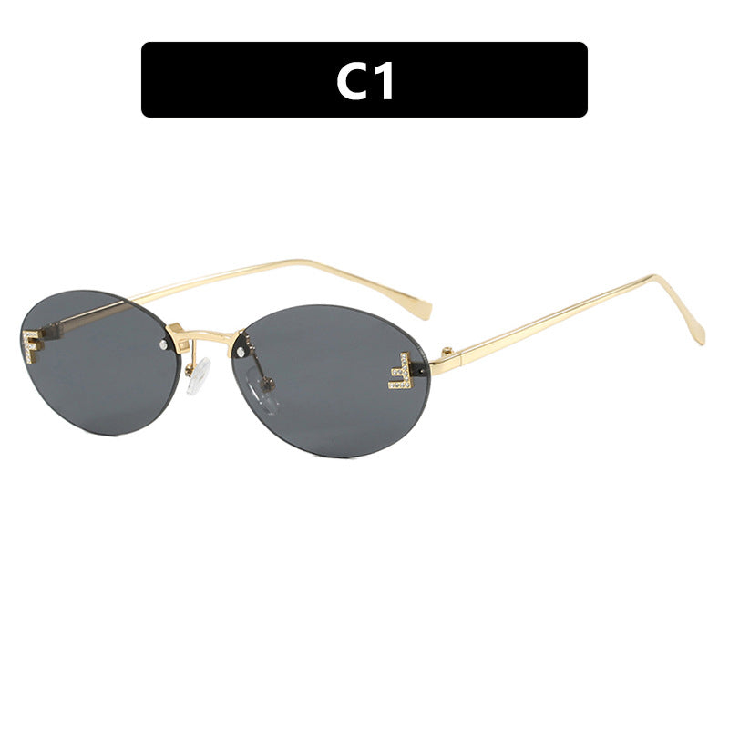Dame moteriktig solbrille med elegant, speilreflekterende glassfront og filigran metallramme Luvikno