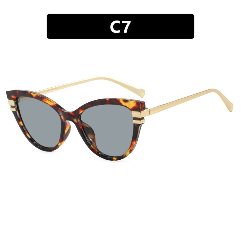 Dame Cat-Eye solbriller med elegant plastramme og gullaccentuer Luvikno