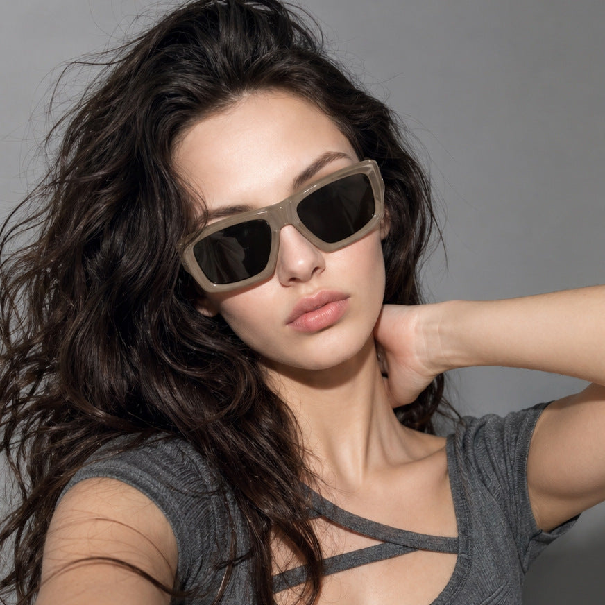 Damer oversized geometrisk solbrille med moderne ramme Luvikno